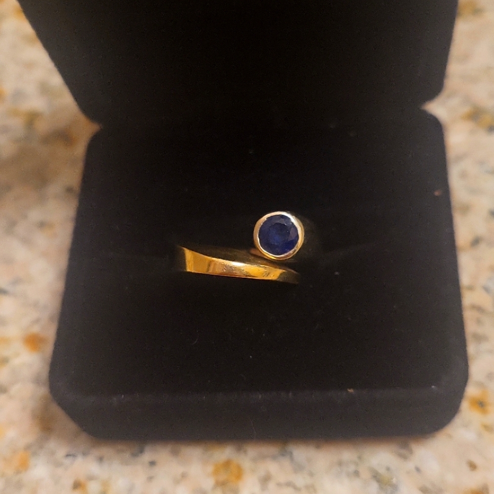 14kt white and yellow gold  1 Carat  Gem Blue Sapphire ring